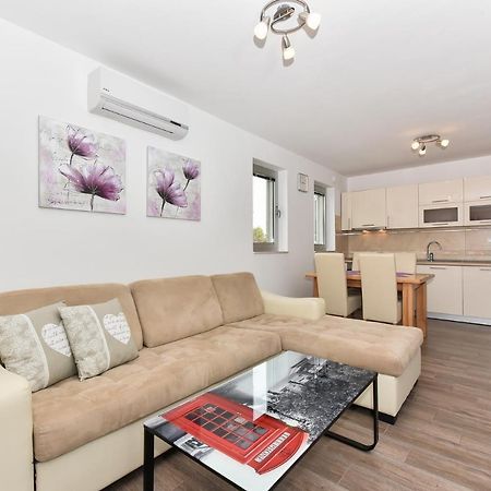 Apartmani Iva วีร์ ภายนอก รูปภาพ