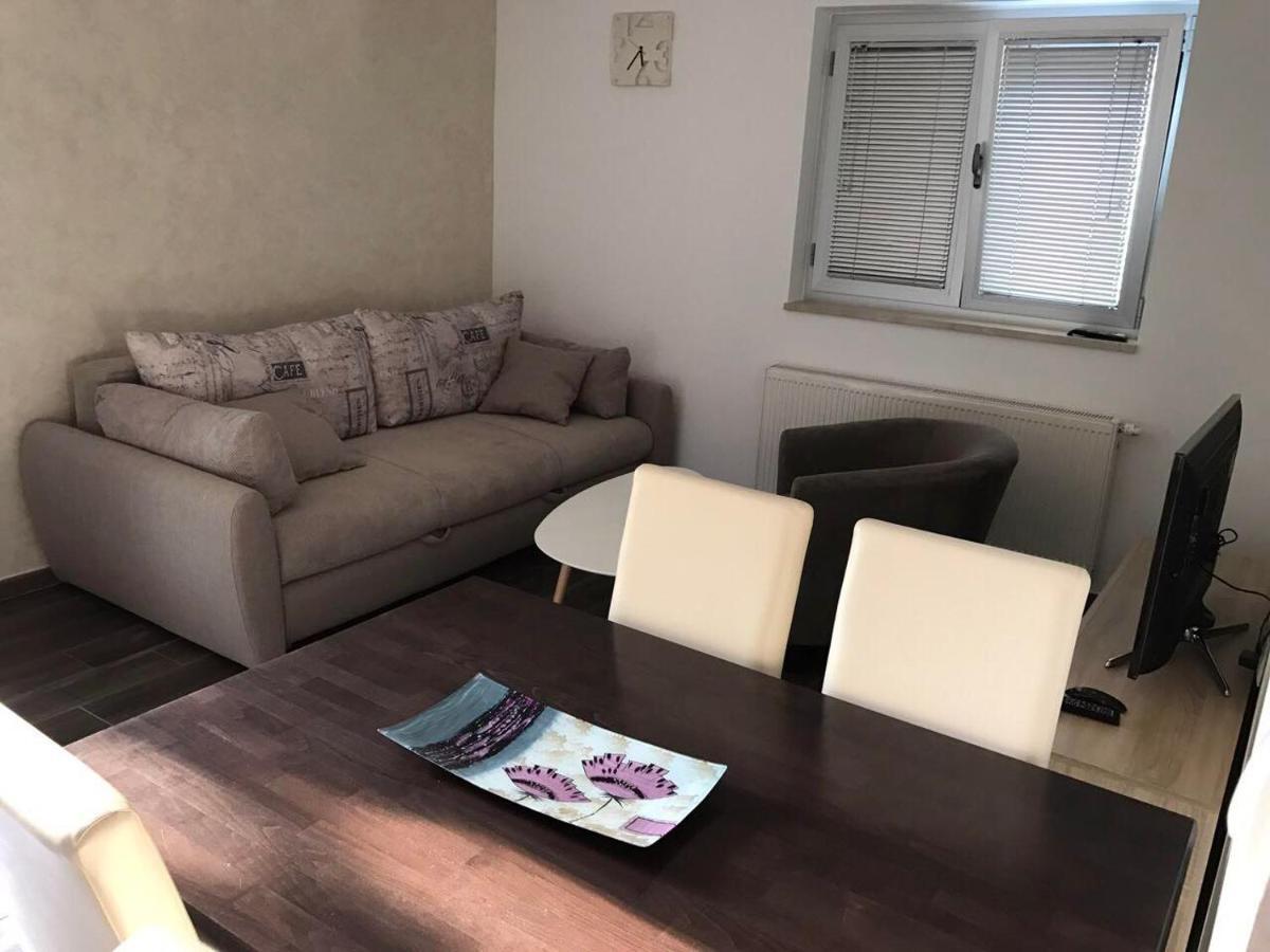 Apartmani Iva วีร์ ภายนอก รูปภาพ
