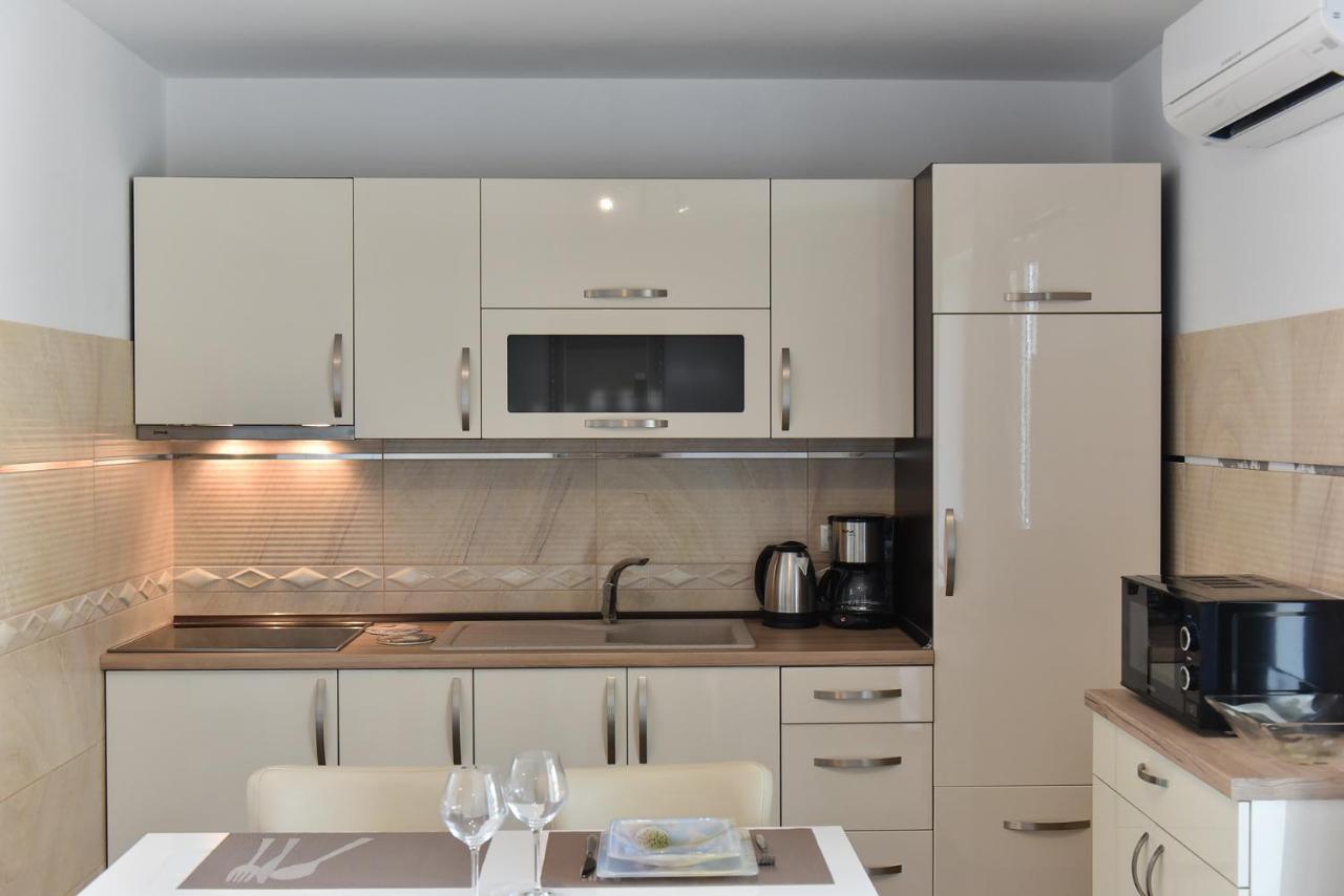 Apartmani Iva วีร์ ภายนอก รูปภาพ