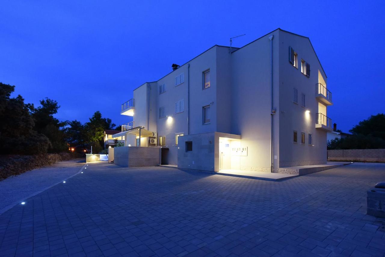 Apartmani Iva วีร์ ภายนอก รูปภาพ