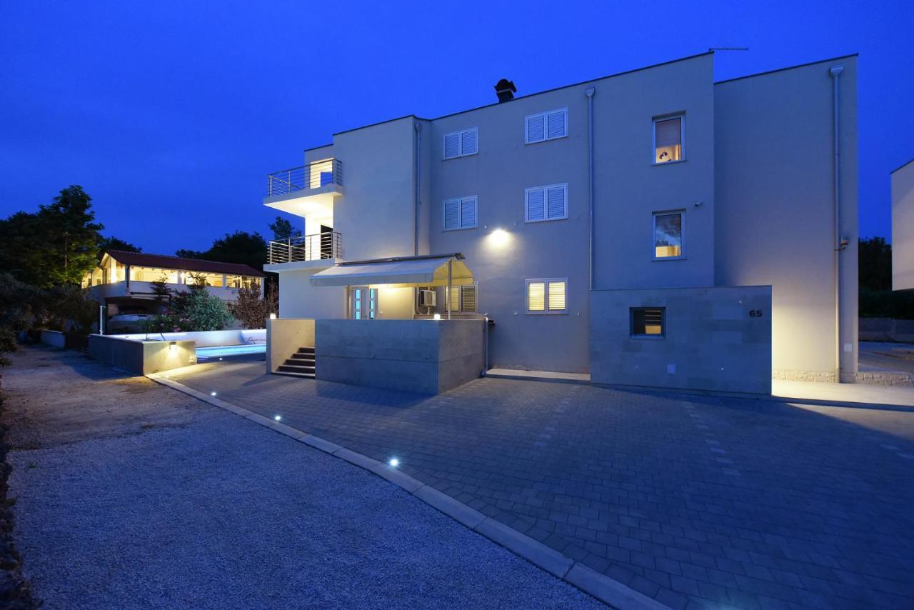 Apartmani Iva วีร์ ภายนอก รูปภาพ