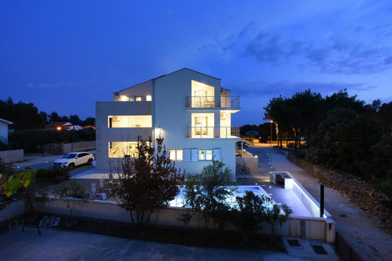 Apartmani Iva วีร์ ภายนอก รูปภาพ