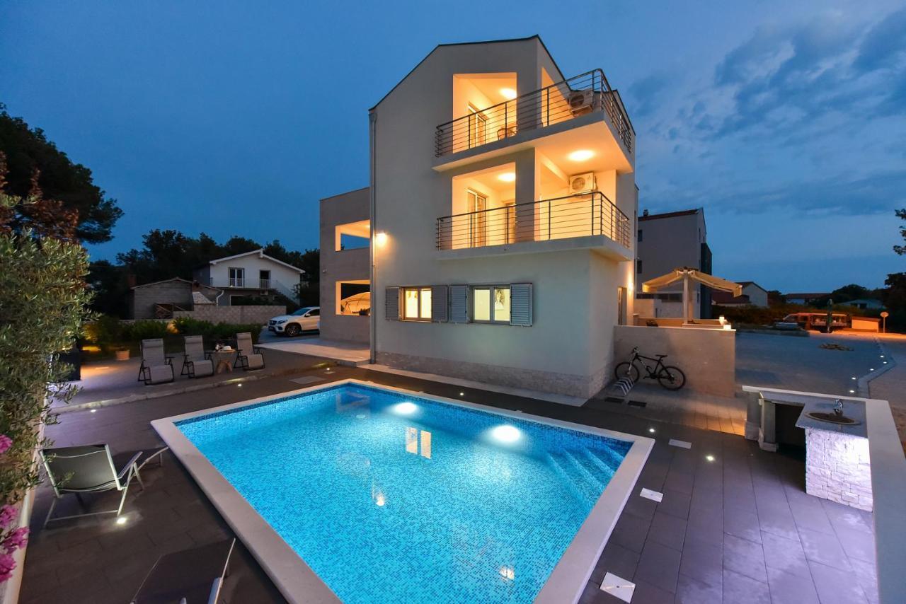 Apartmani Iva วีร์ ภายนอก รูปภาพ