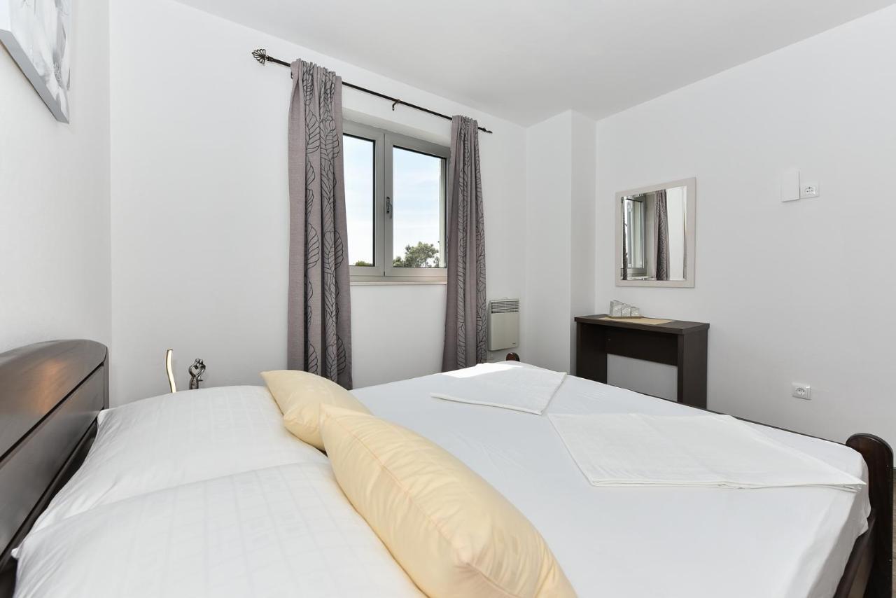 Apartmani Iva วีร์ ภายนอก รูปภาพ