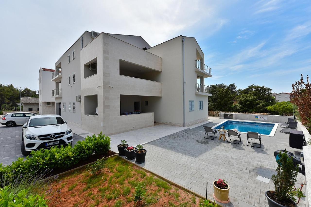 Apartmani Iva วีร์ ภายนอก รูปภาพ