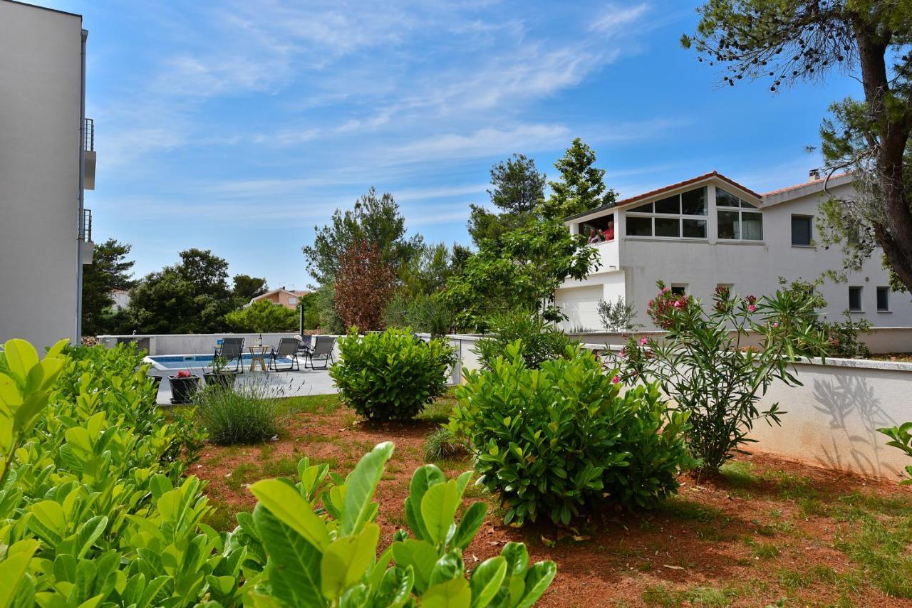 Apartmani Iva วีร์ ภายนอก รูปภาพ