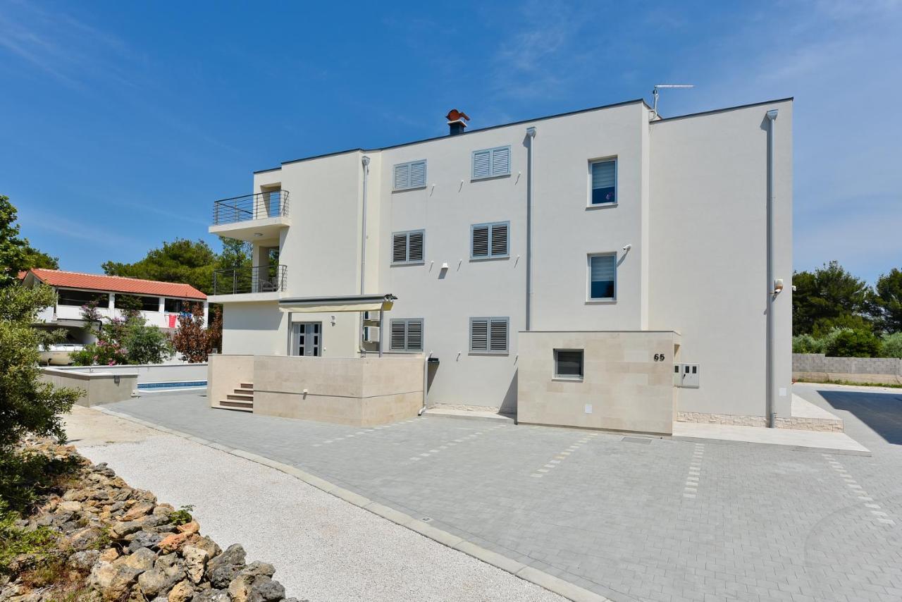 Apartmani Iva วีร์ ภายนอก รูปภาพ