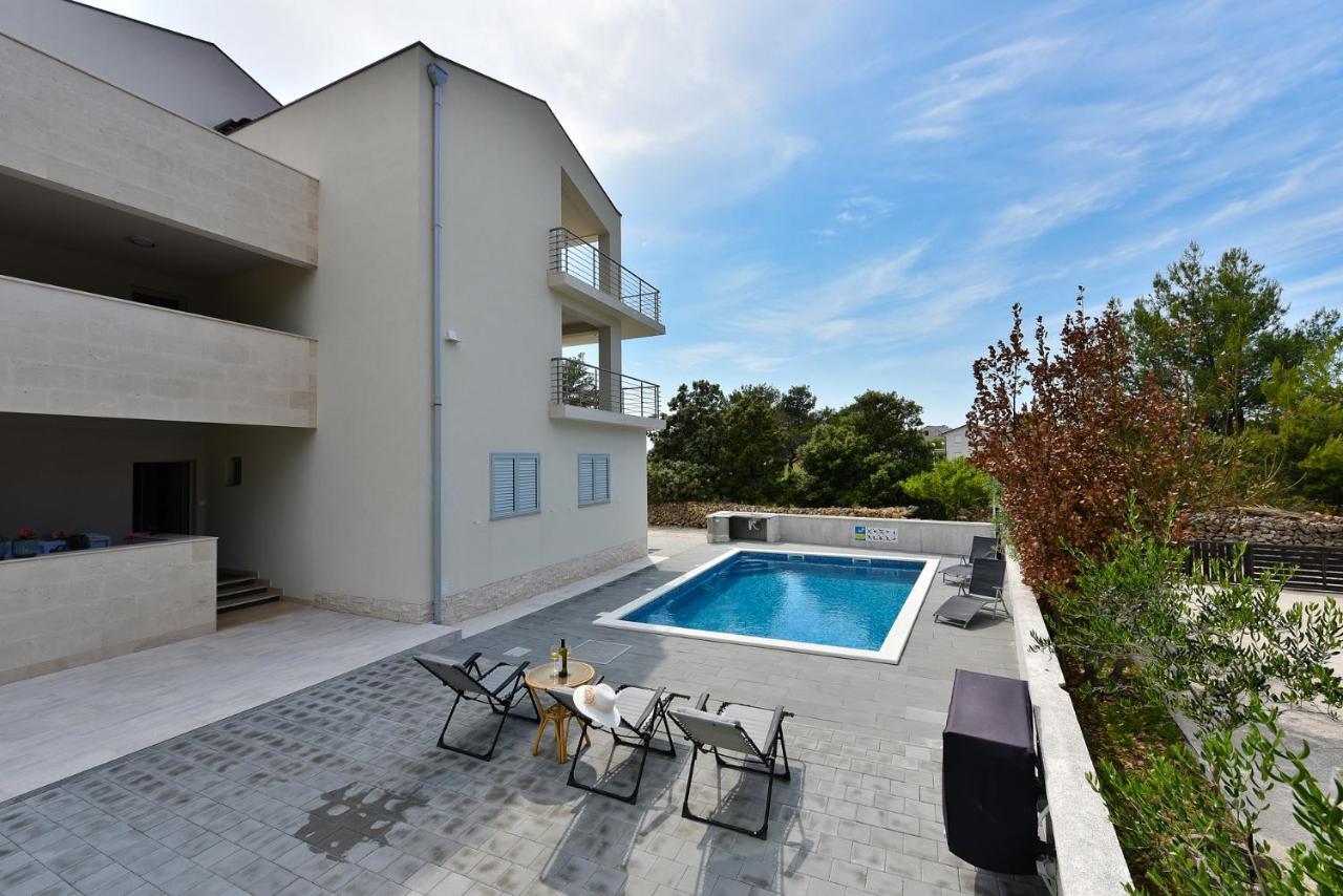 Apartmani Iva วีร์ ภายนอก รูปภาพ