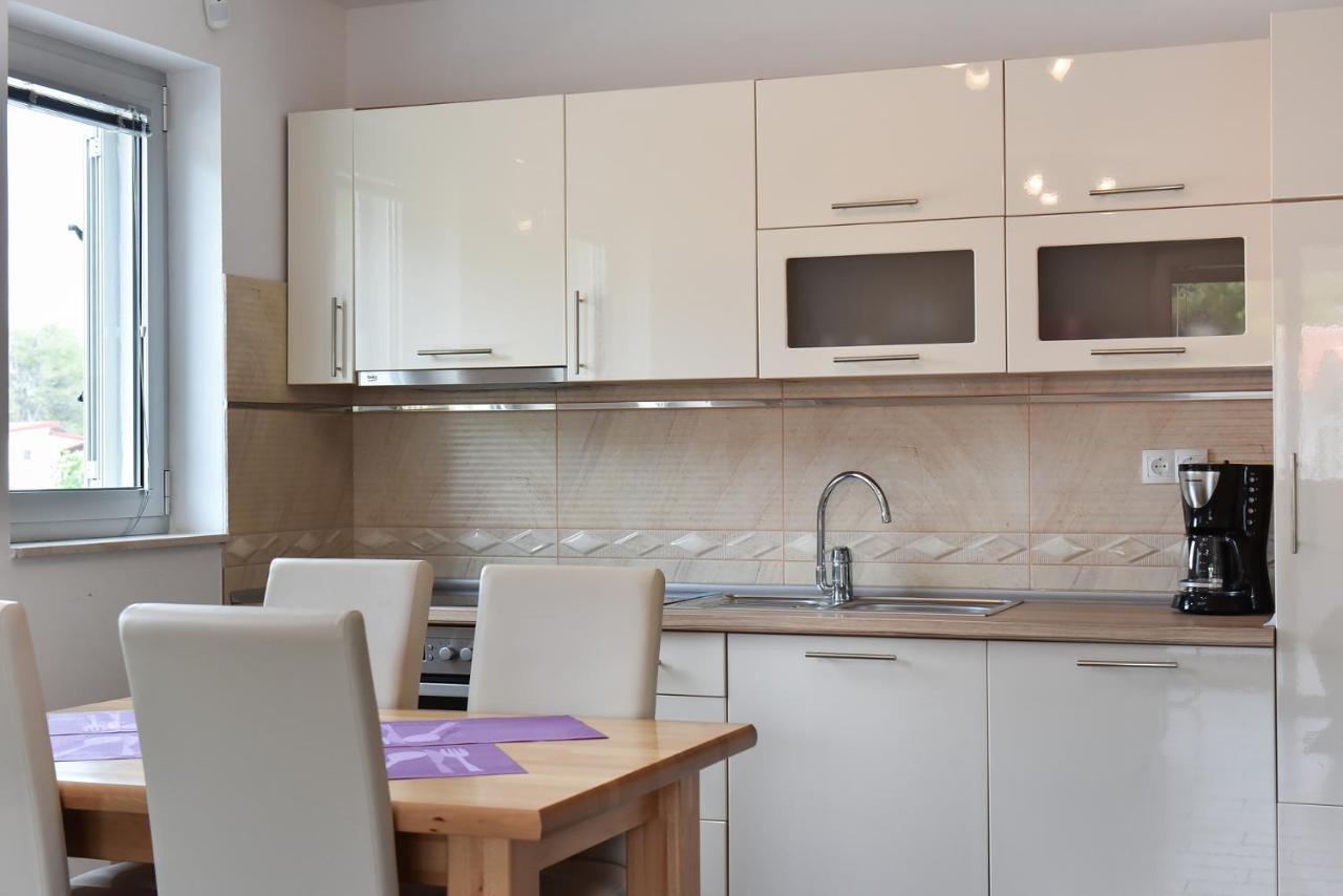 Apartmani Iva วีร์ ภายนอก รูปภาพ