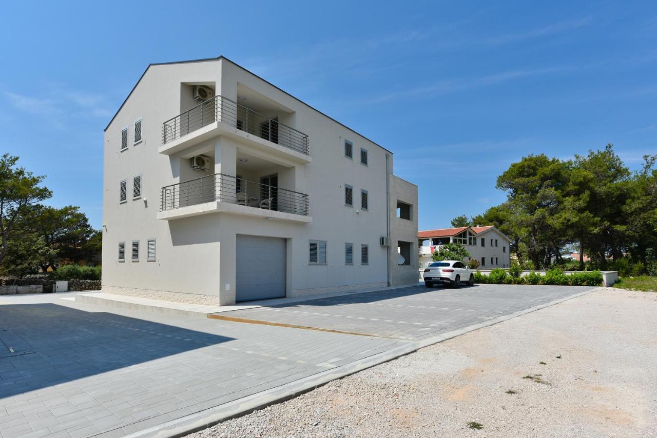 Apartmani Iva วีร์ ภายนอก รูปภาพ