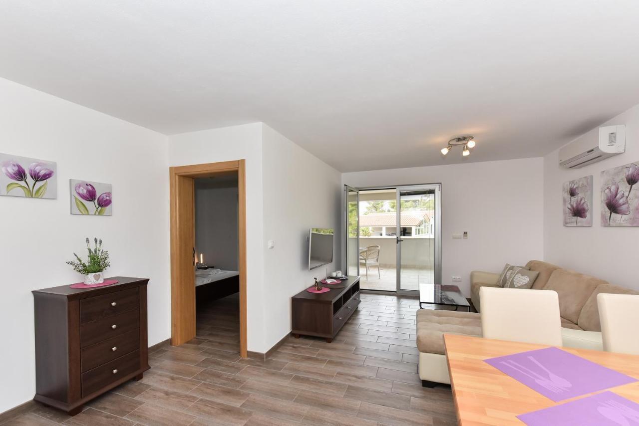 Apartmani Iva วีร์ ภายนอก รูปภาพ