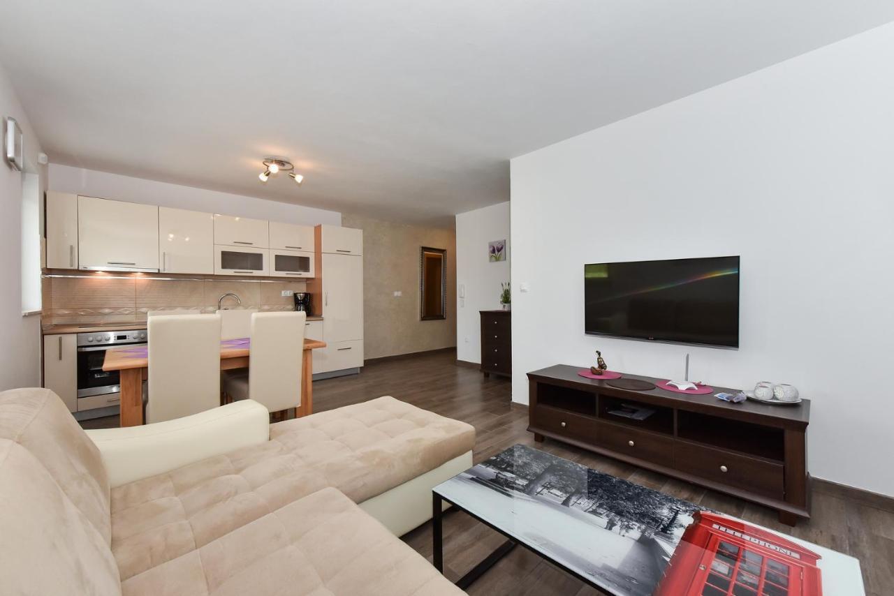 Apartmani Iva วีร์ ภายนอก รูปภาพ