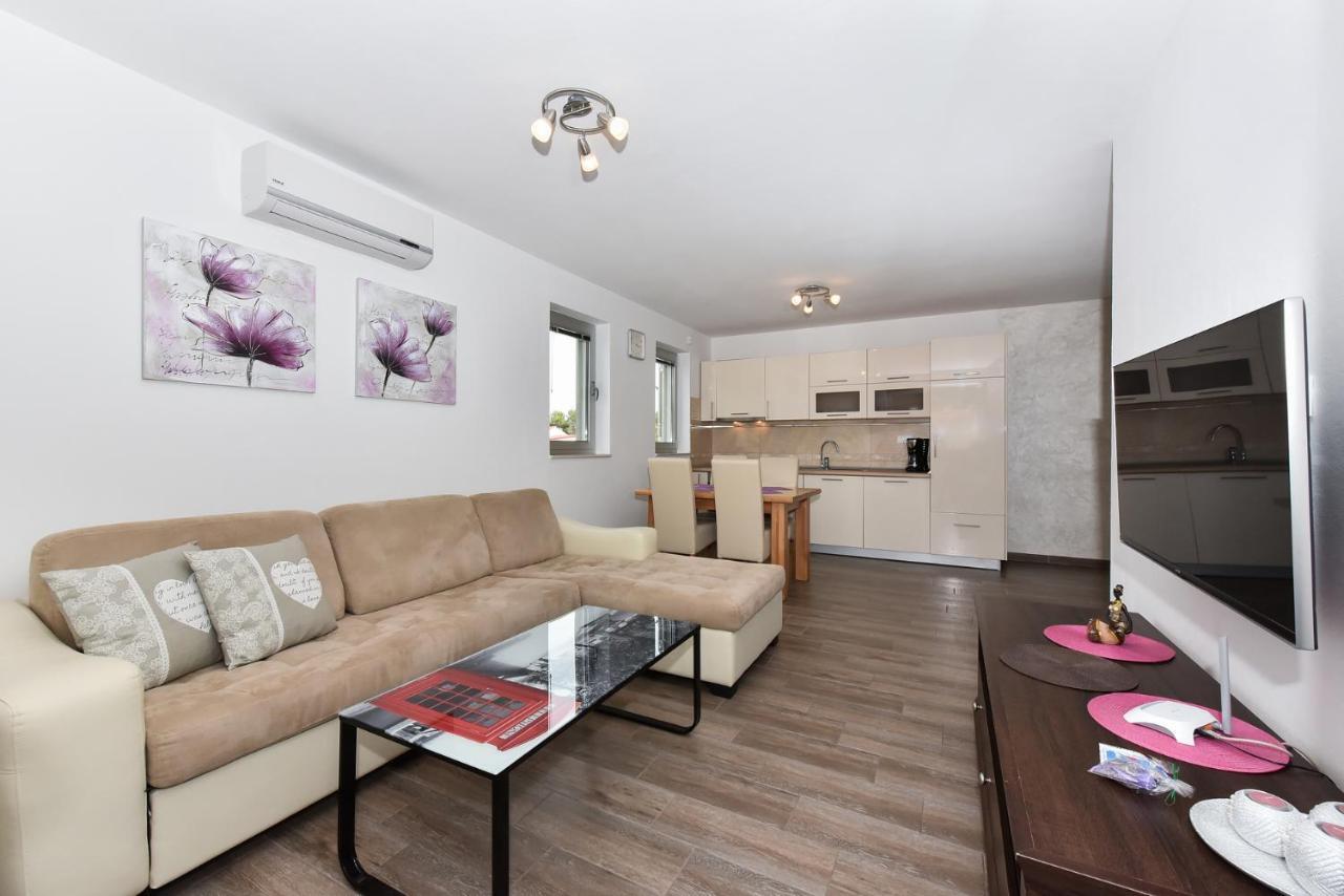 Apartmani Iva วีร์ ภายนอก รูปภาพ