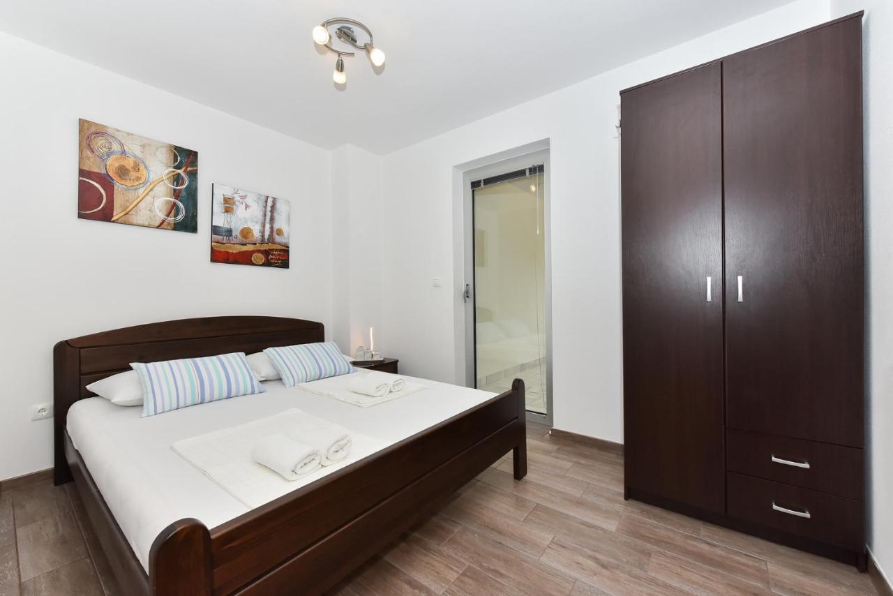 Apartmani Iva วีร์ ภายนอก รูปภาพ