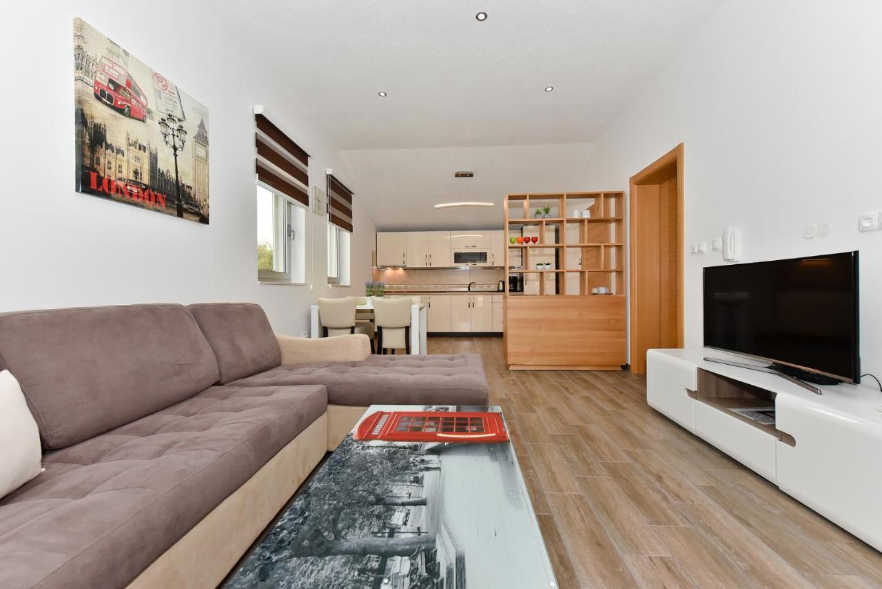 Apartmani Iva วีร์ ภายนอก รูปภาพ