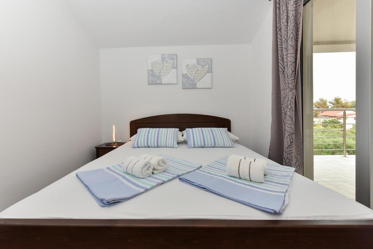 Apartmani Iva วีร์ ภายนอก รูปภาพ