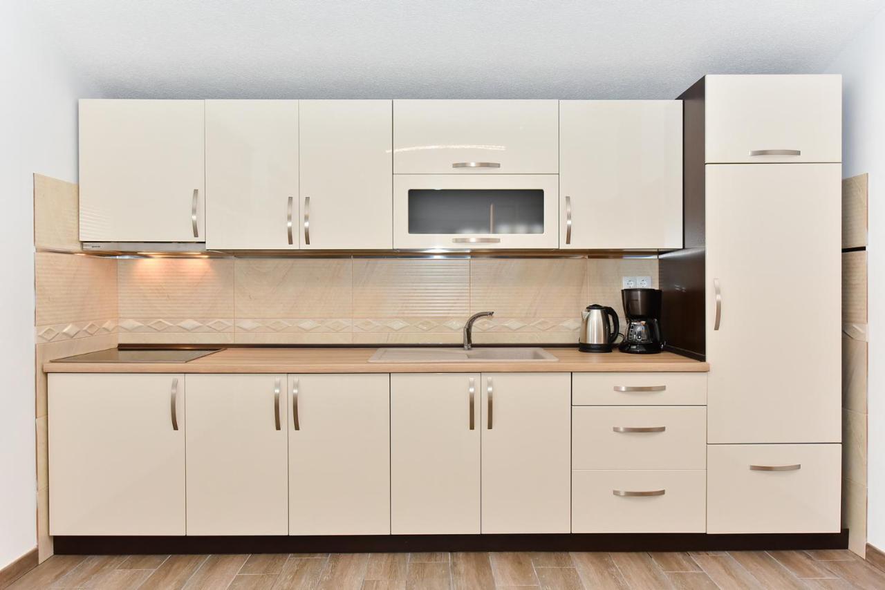 Apartmani Iva วีร์ ภายนอก รูปภาพ