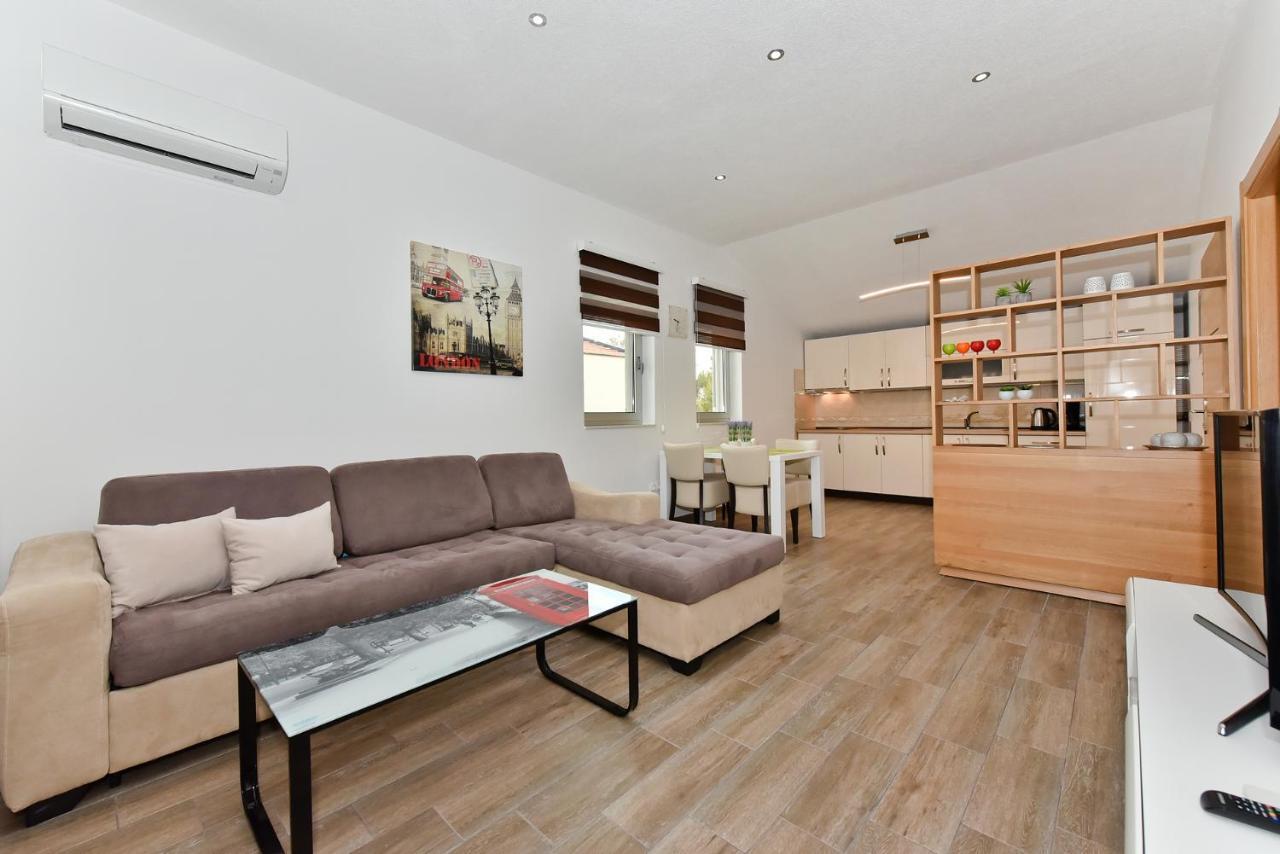 Apartmani Iva วีร์ ภายนอก รูปภาพ