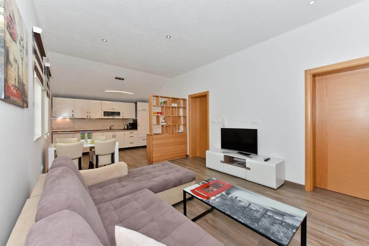 Apartmani Iva วีร์ ภายนอก รูปภาพ