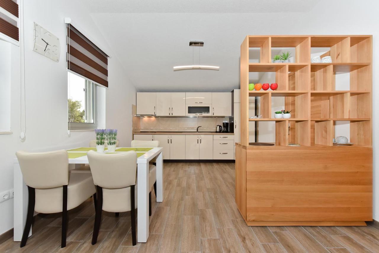 Apartmani Iva วีร์ ภายนอก รูปภาพ