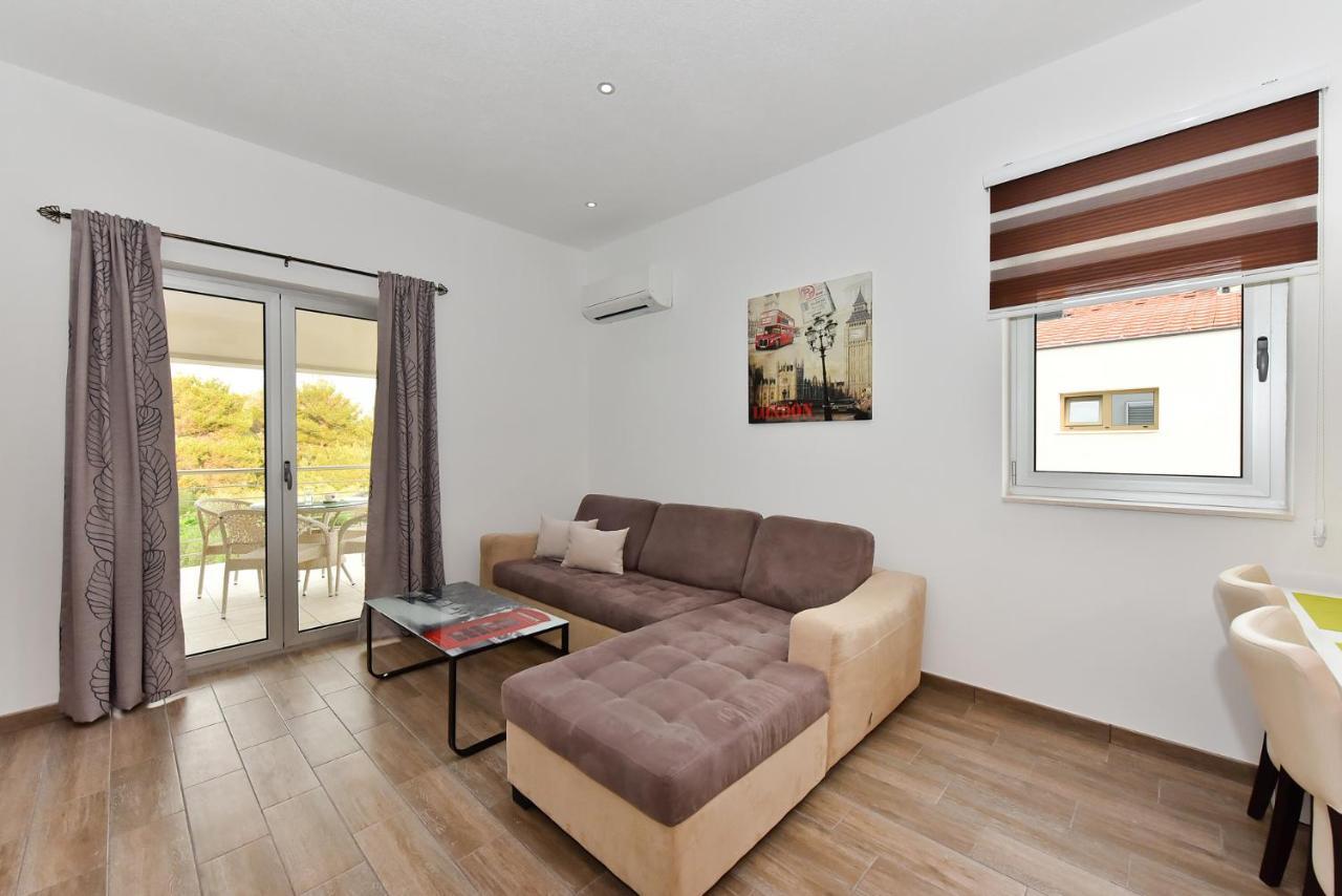 Apartmani Iva วีร์ ภายนอก รูปภาพ