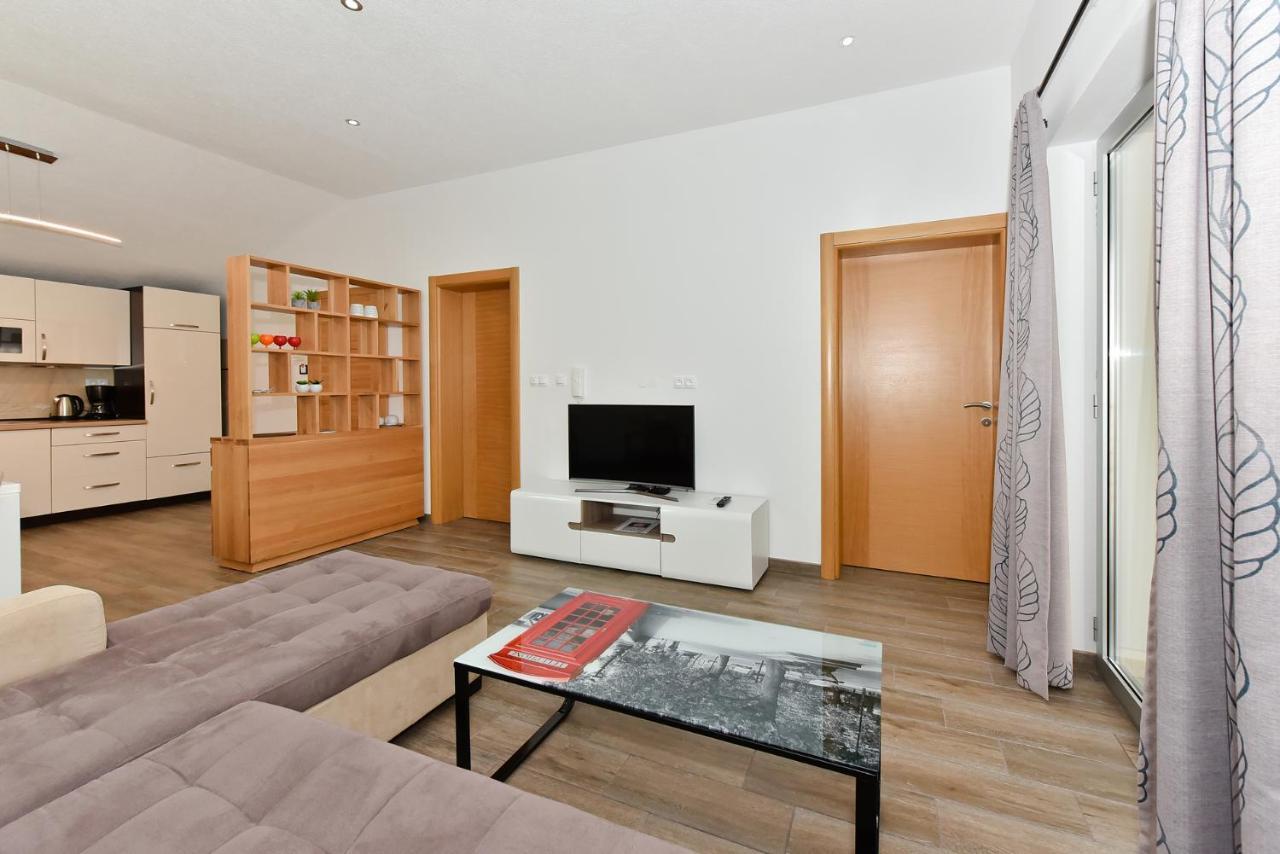 Apartmani Iva วีร์ ภายนอก รูปภาพ