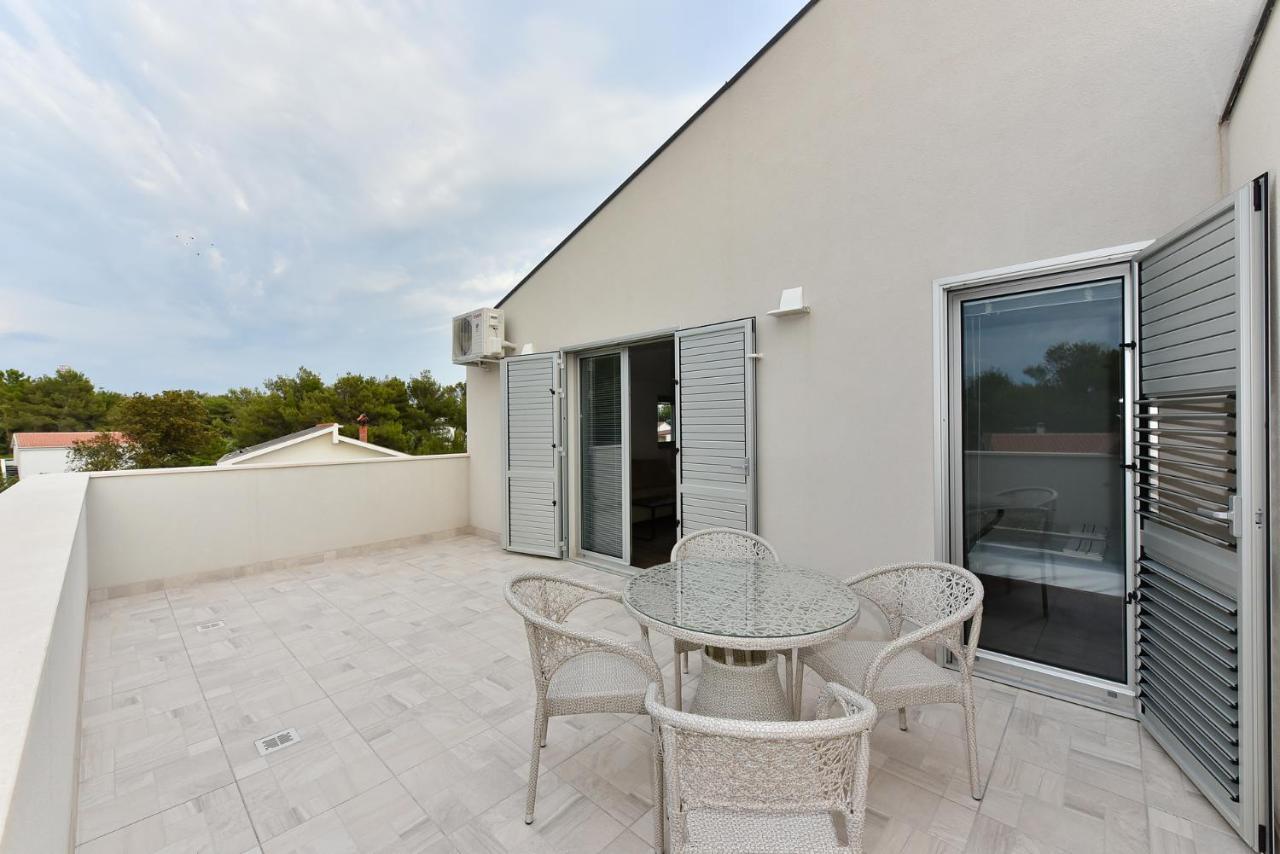 Apartmani Iva วีร์ ภายนอก รูปภาพ