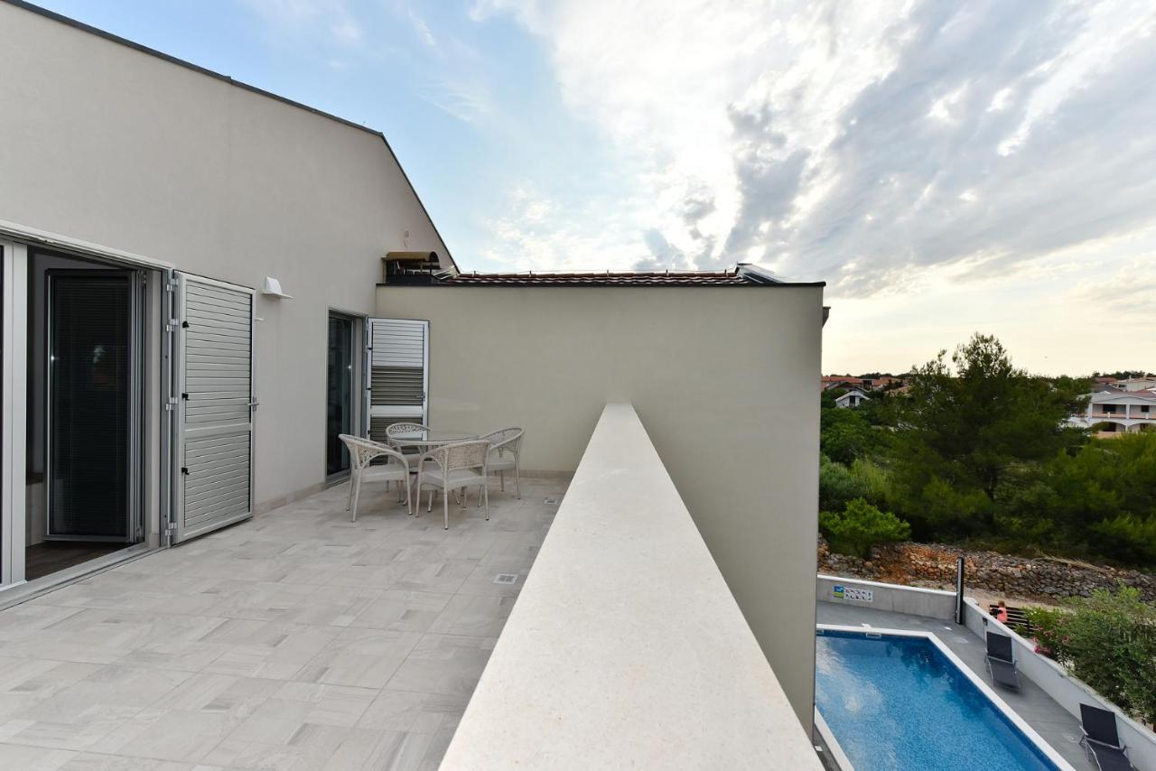 Apartmani Iva วีร์ ภายนอก รูปภาพ