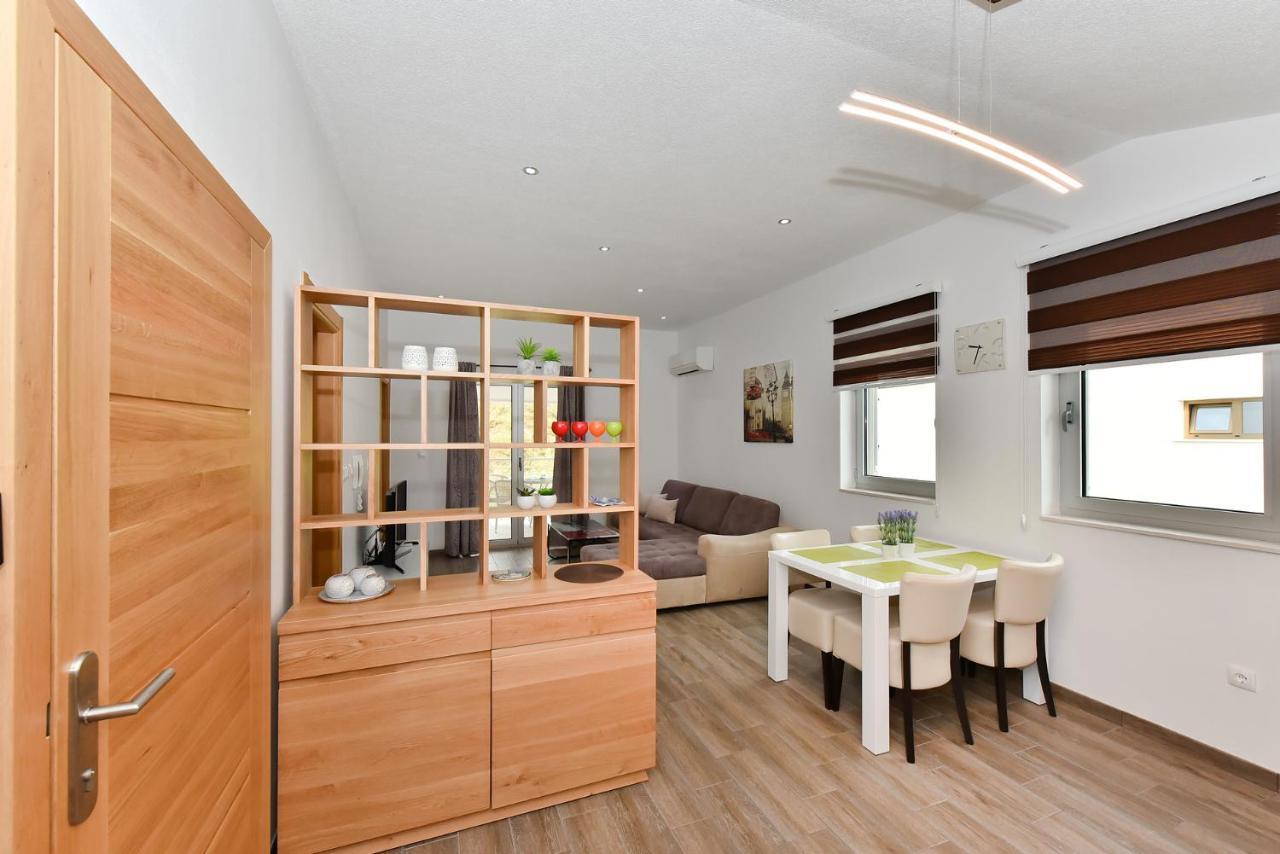 Apartmani Iva วีร์ ภายนอก รูปภาพ