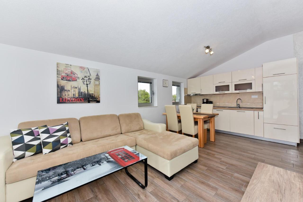 Apartmani Iva วีร์ ภายนอก รูปภาพ