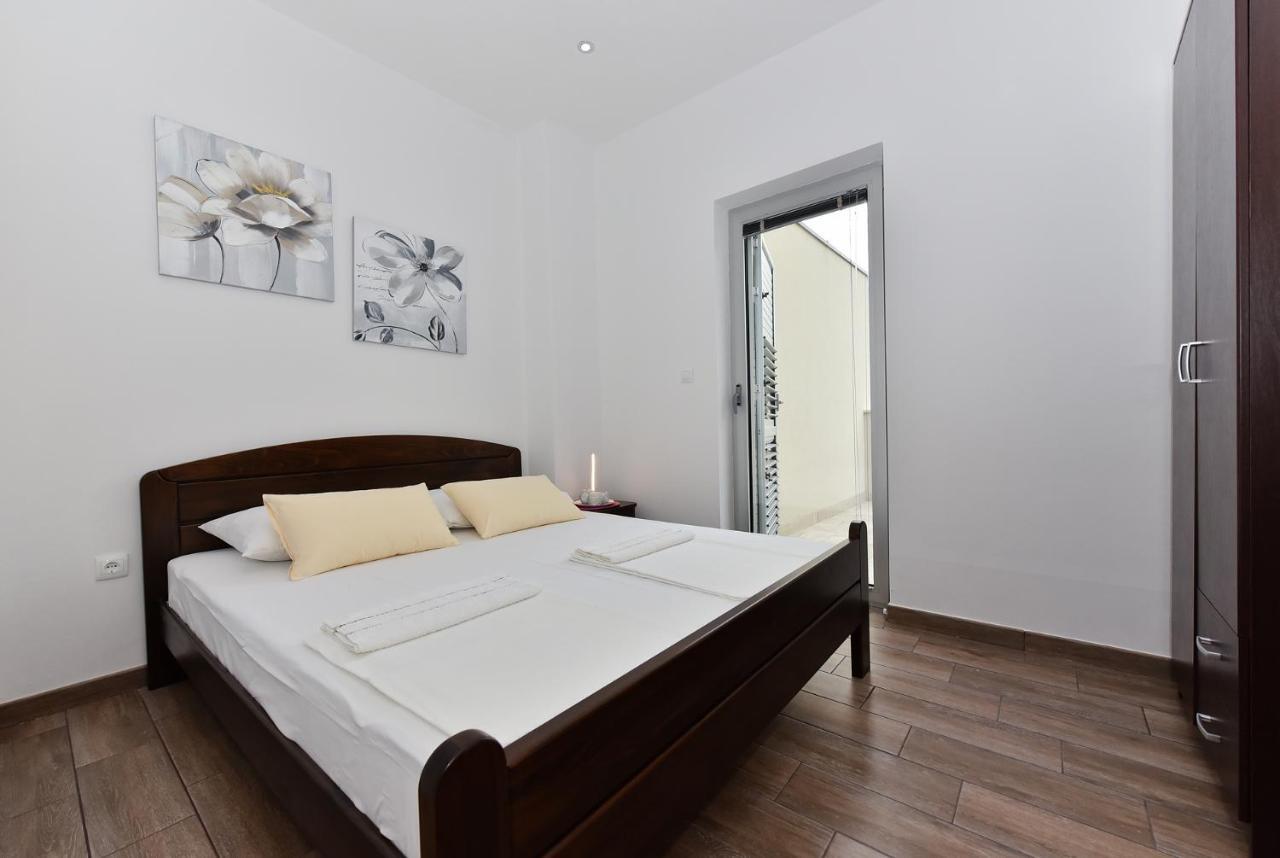 Apartmani Iva วีร์ ภายนอก รูปภาพ