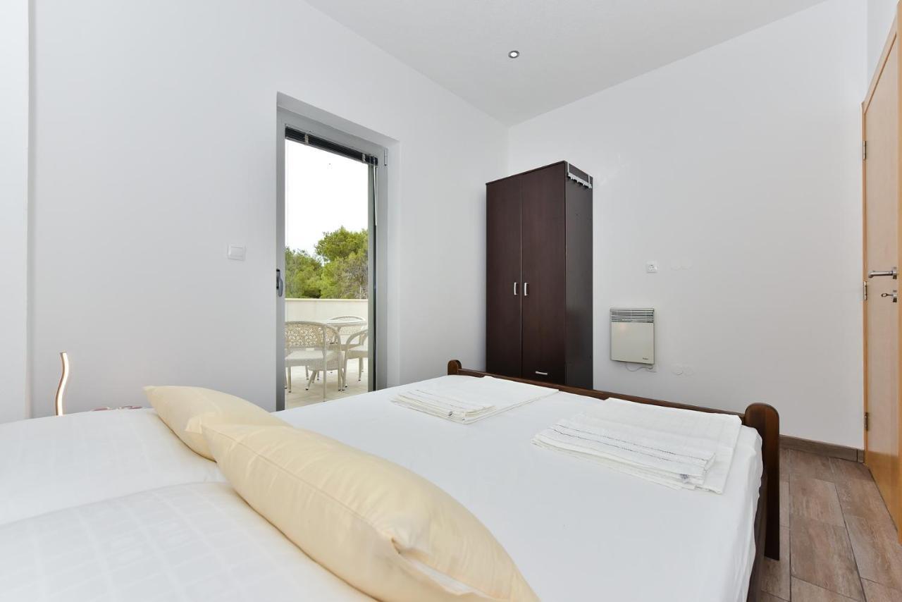 Apartmani Iva วีร์ ภายนอก รูปภาพ