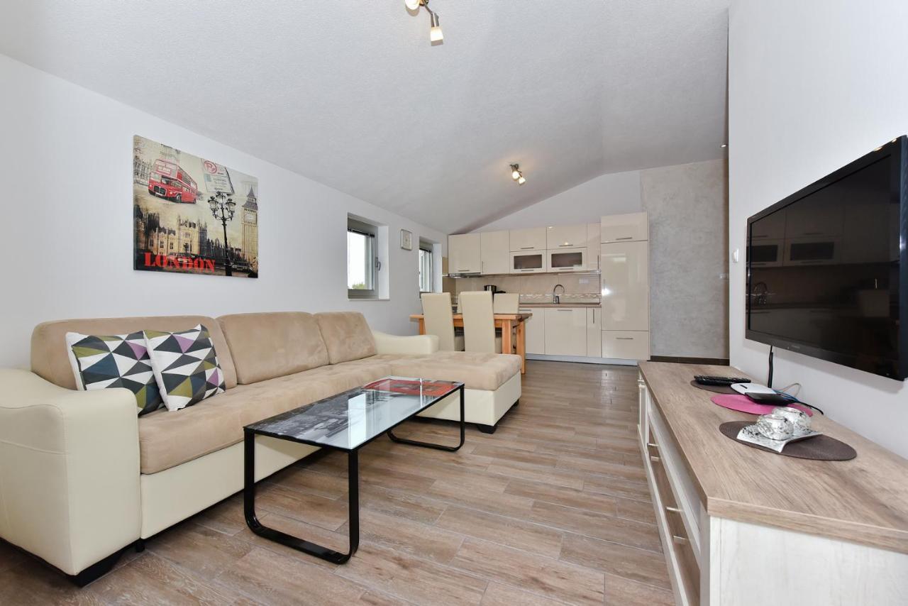 Apartmani Iva วีร์ ภายนอก รูปภาพ