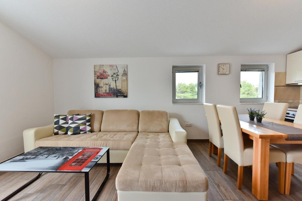 Apartmani Iva วีร์ ภายนอก รูปภาพ