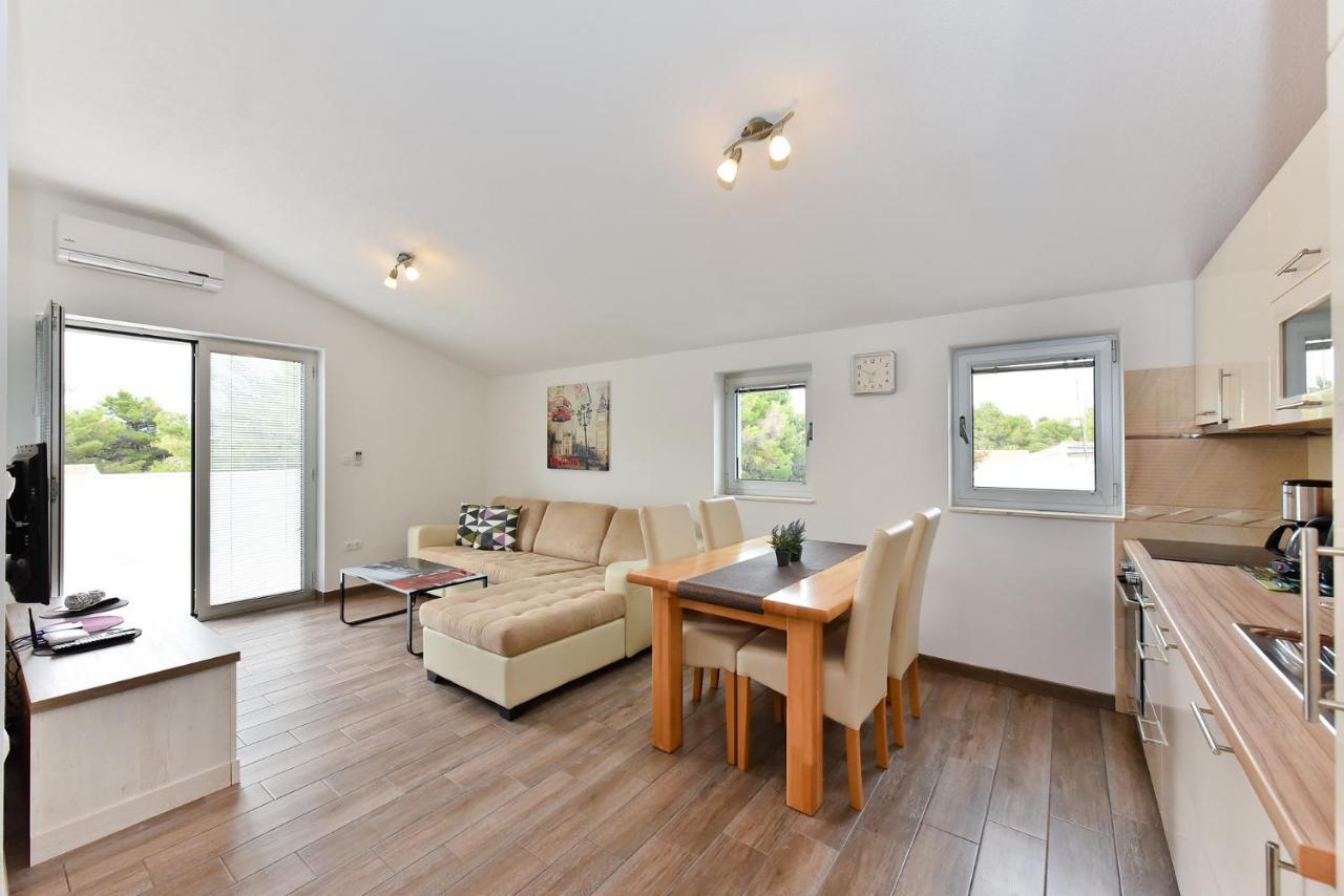 Apartmani Iva วีร์ ภายนอก รูปภาพ