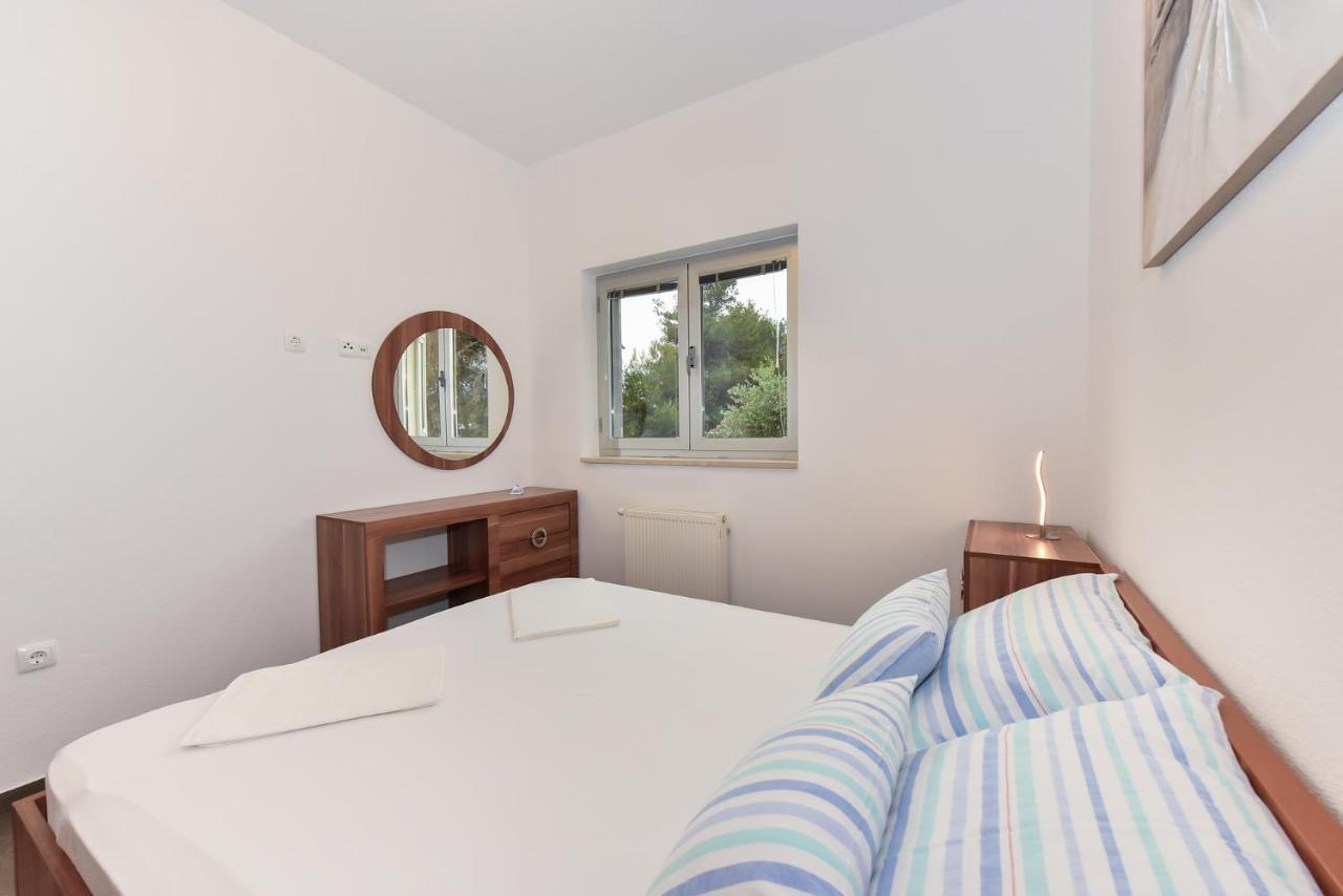 Apartmani Iva วีร์ ภายนอก รูปภาพ