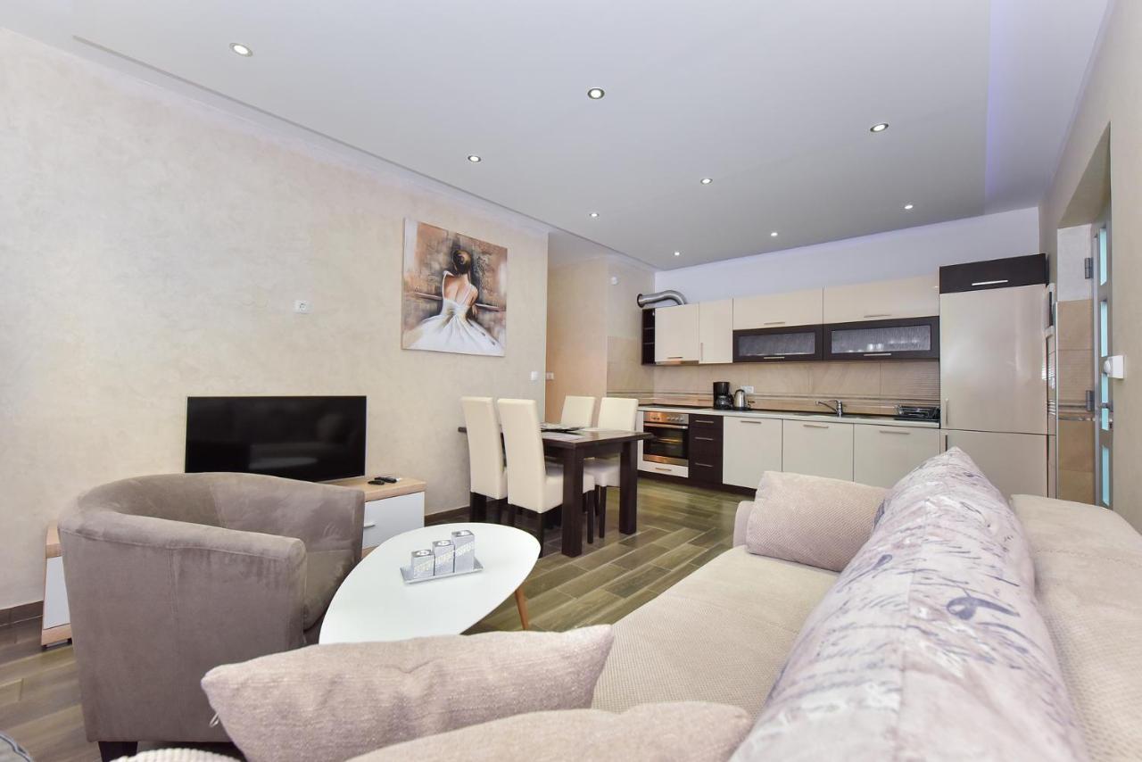 Apartmani Iva วีร์ ภายนอก รูปภาพ