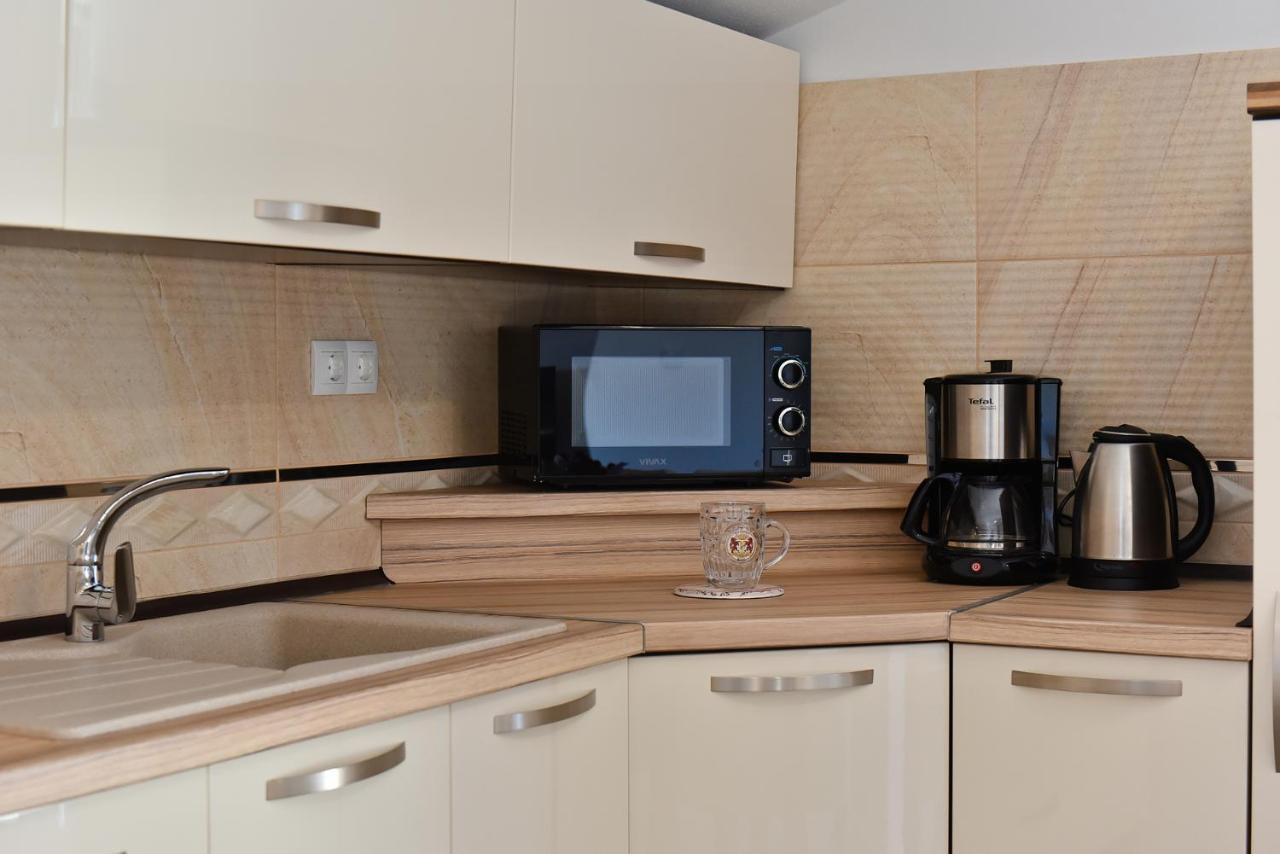 Apartmani Iva วีร์ ภายนอก รูปภาพ