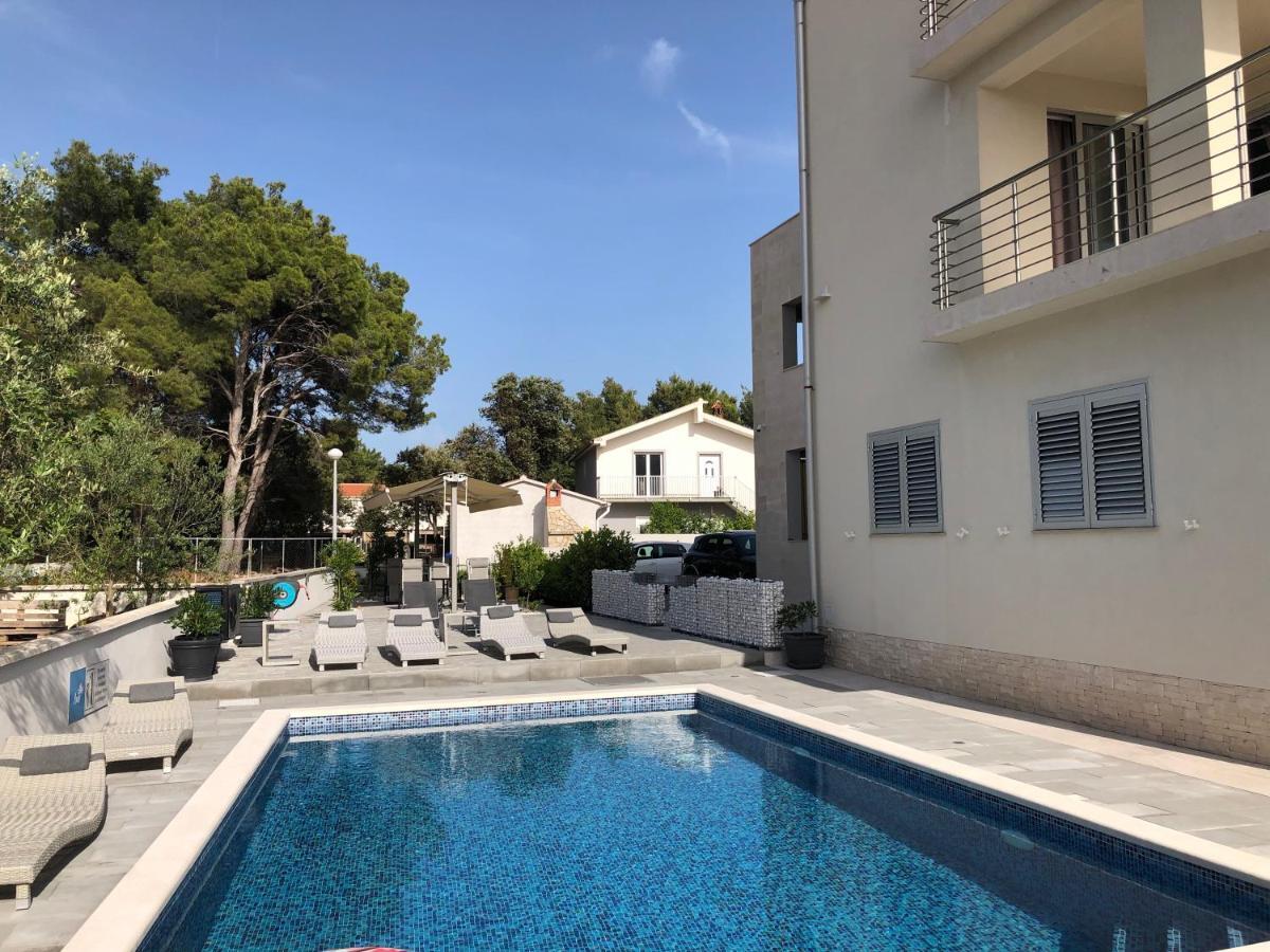 Apartmani Iva วีร์ ภายนอก รูปภาพ